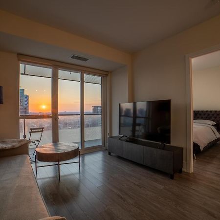 Luxury Condo W/Mesmerizing Sunset Views & Free Parking Toronto Ngoại thất bức ảnh