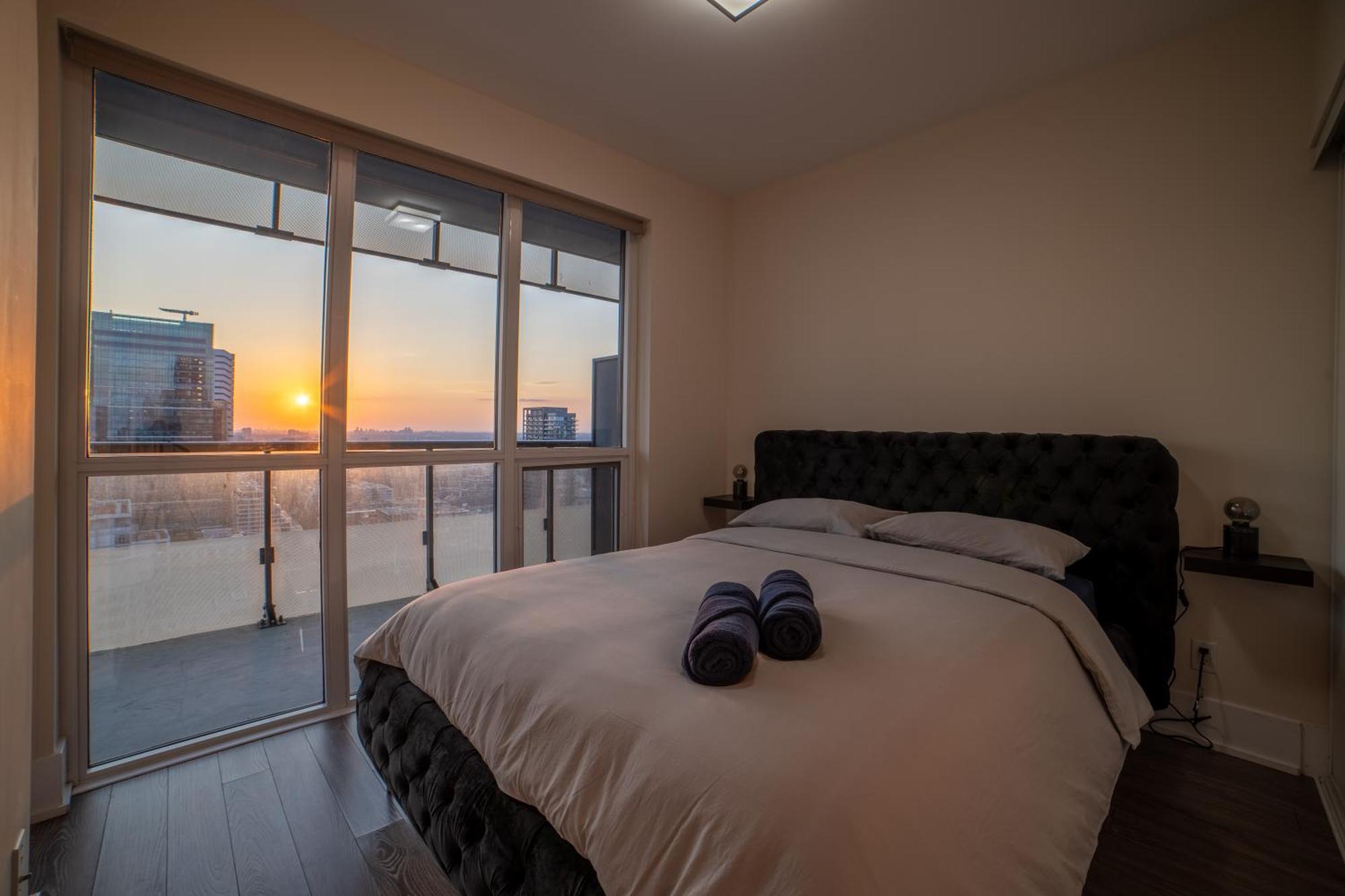 Luxury Condo W/Mesmerizing Sunset Views & Free Parking Toronto Ngoại thất bức ảnh